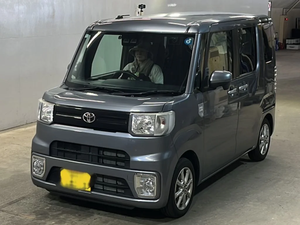 Toyota Pixis Mega LA700A 2021